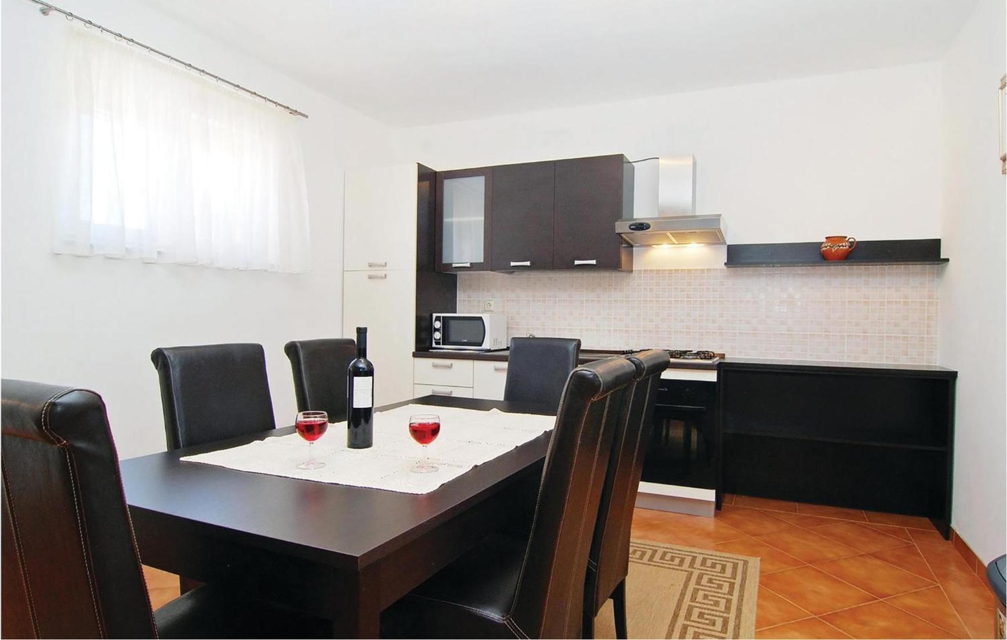 2 Bedroom Nice Apartment In Vir Exteriér fotografie