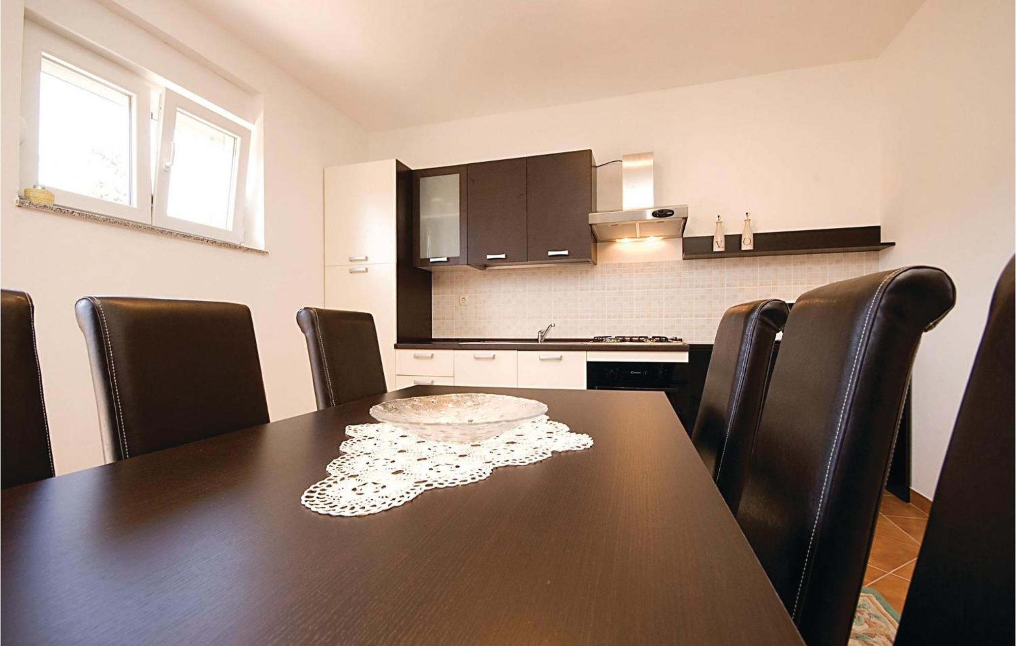 2 Bedroom Nice Apartment In Vir Exteriér fotografie